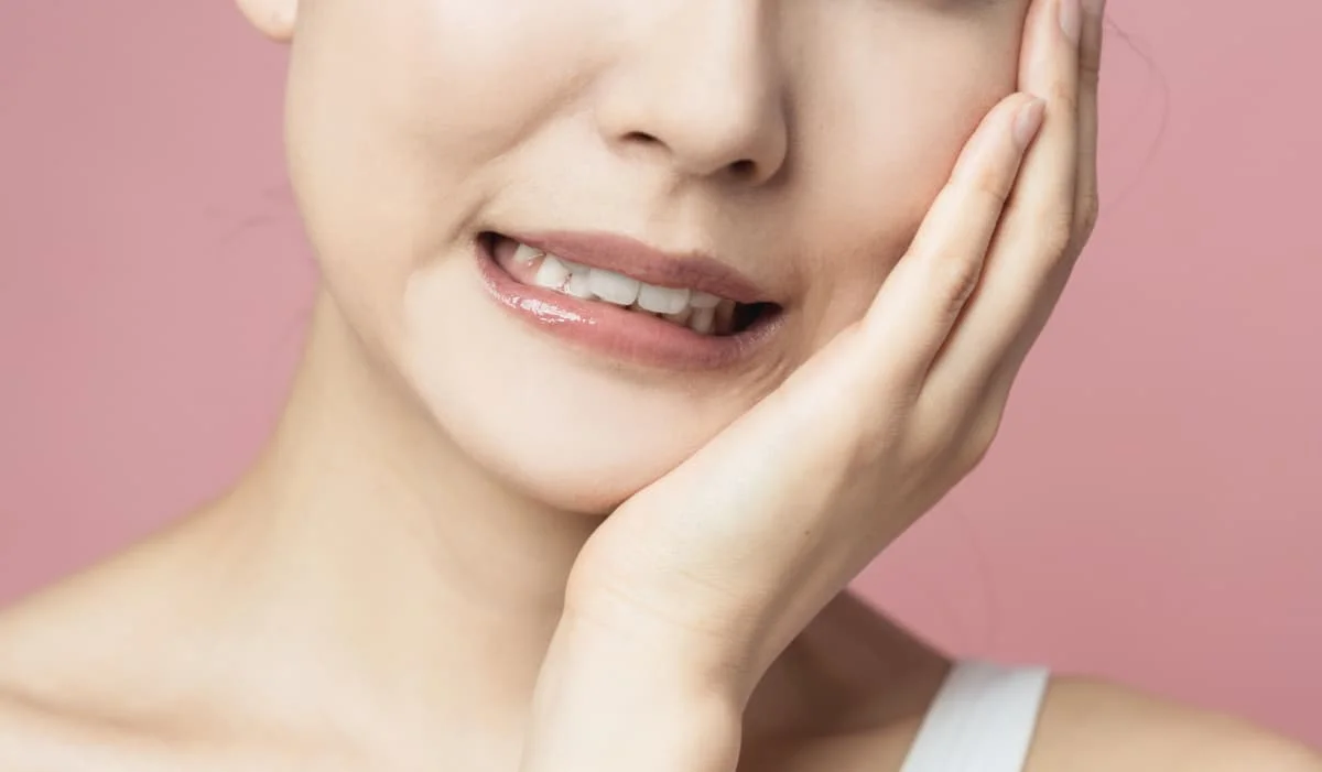 devojka se drži za obraz jer je bole afte u ustima